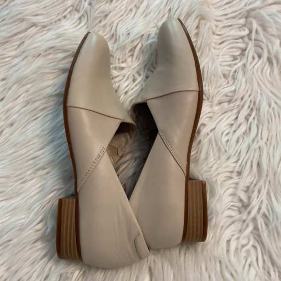 CLARKS Collection Shoes size 8 Ivory Leather so soft heel 1” so beautiful shoes - Picture 11 of 12